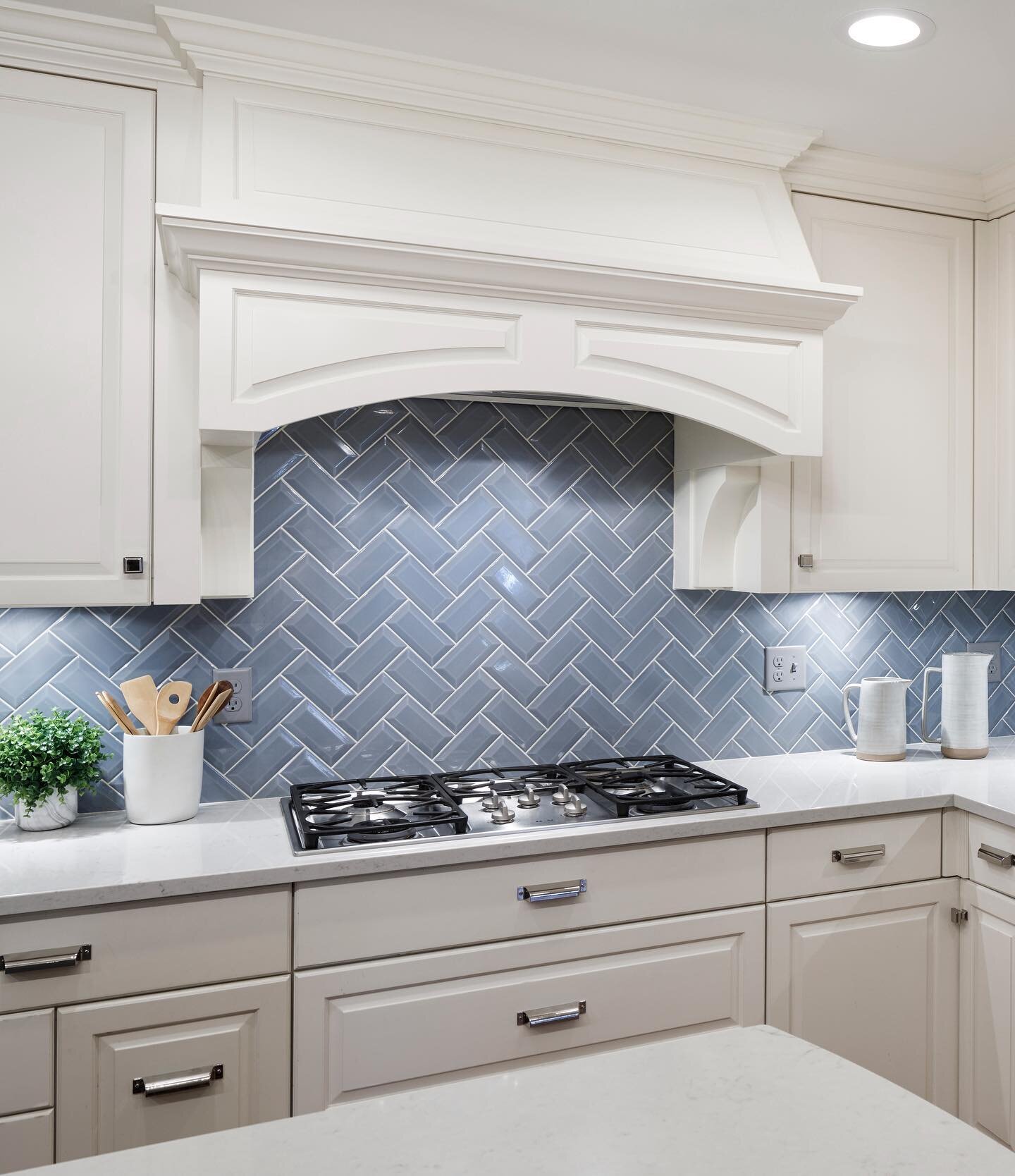 The eye-catching blue tiles evoke the calming waves of the ocean and bring a hint of playfulness to this coastal kitchen renovation. 

Check out the rest of the remodel by clicking the link in our bio.