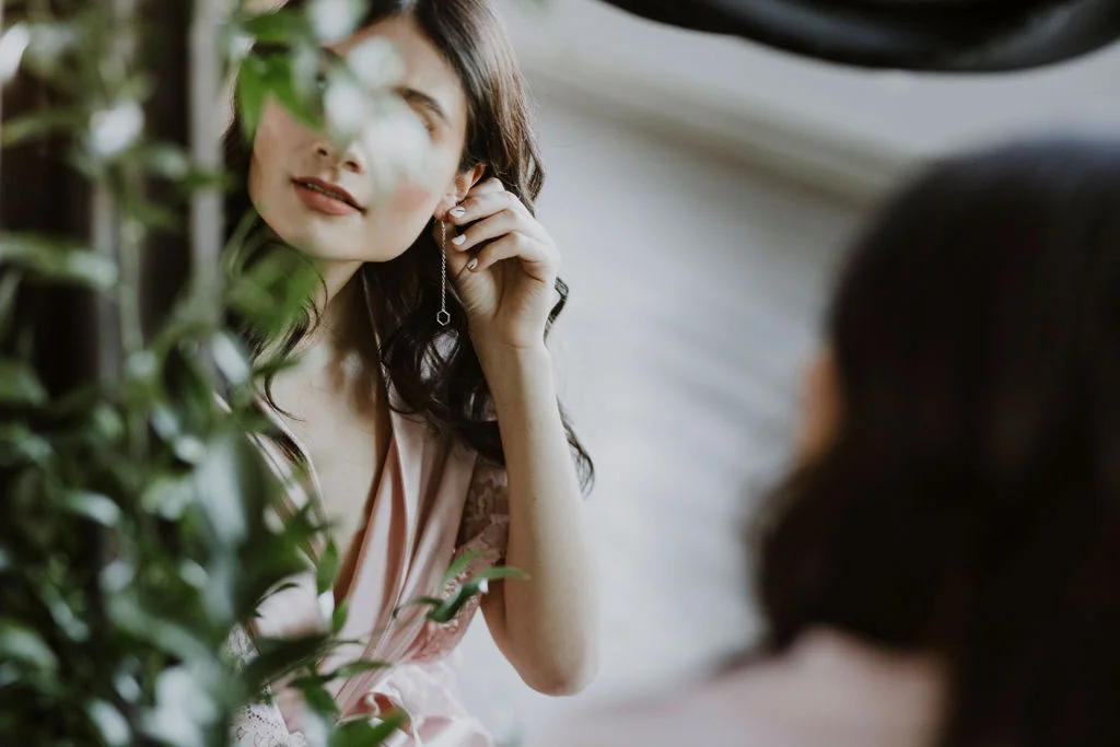 La Mariée Moderne - Styled Bridal Shoot at Crestmont Hall in Calgary, Alberta - on the Bronte Bride Blog