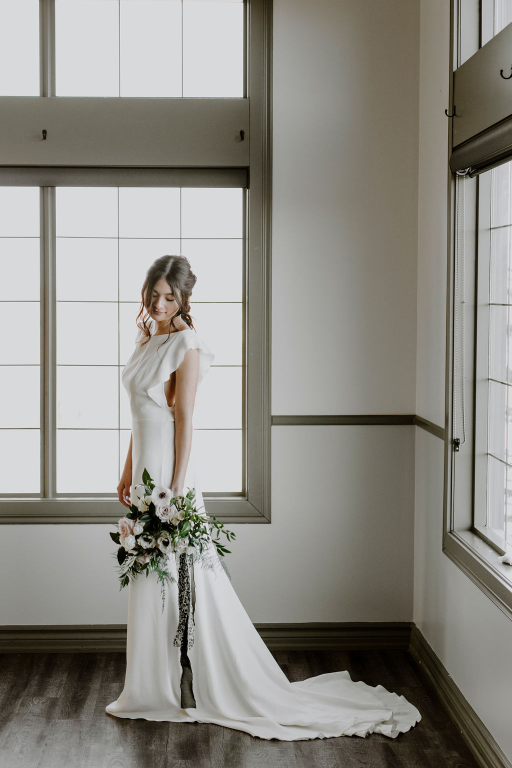 La Mariée Moderne - Styled Bridal Shoot at Crestmont Hall in Calgary, Alberta - on the Bronte Bride Blog