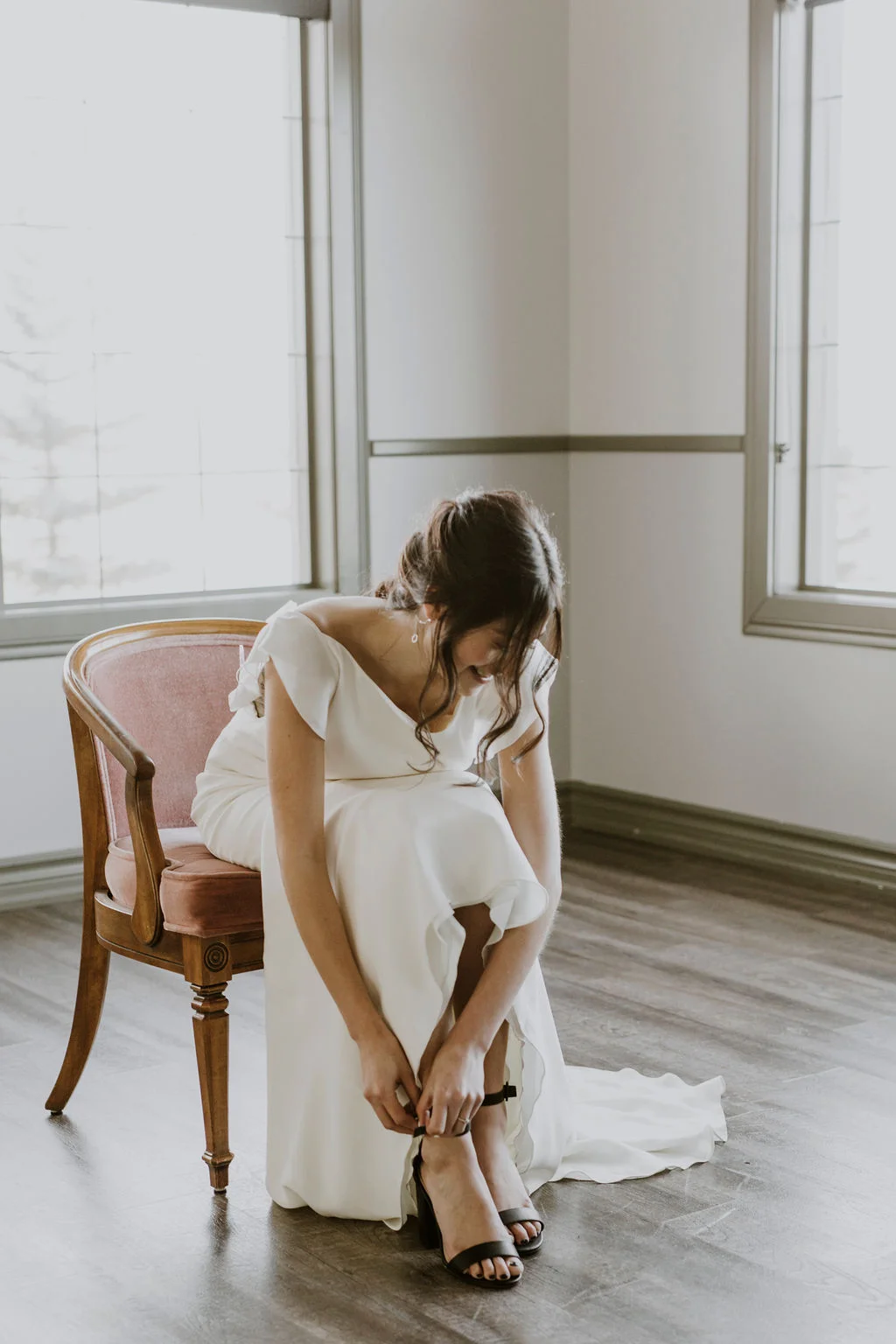 La Mariée Moderne - Styled Bridal Shoot at Crestmont Hall in Calgary, Alberta - on the Bronte Bride Blog