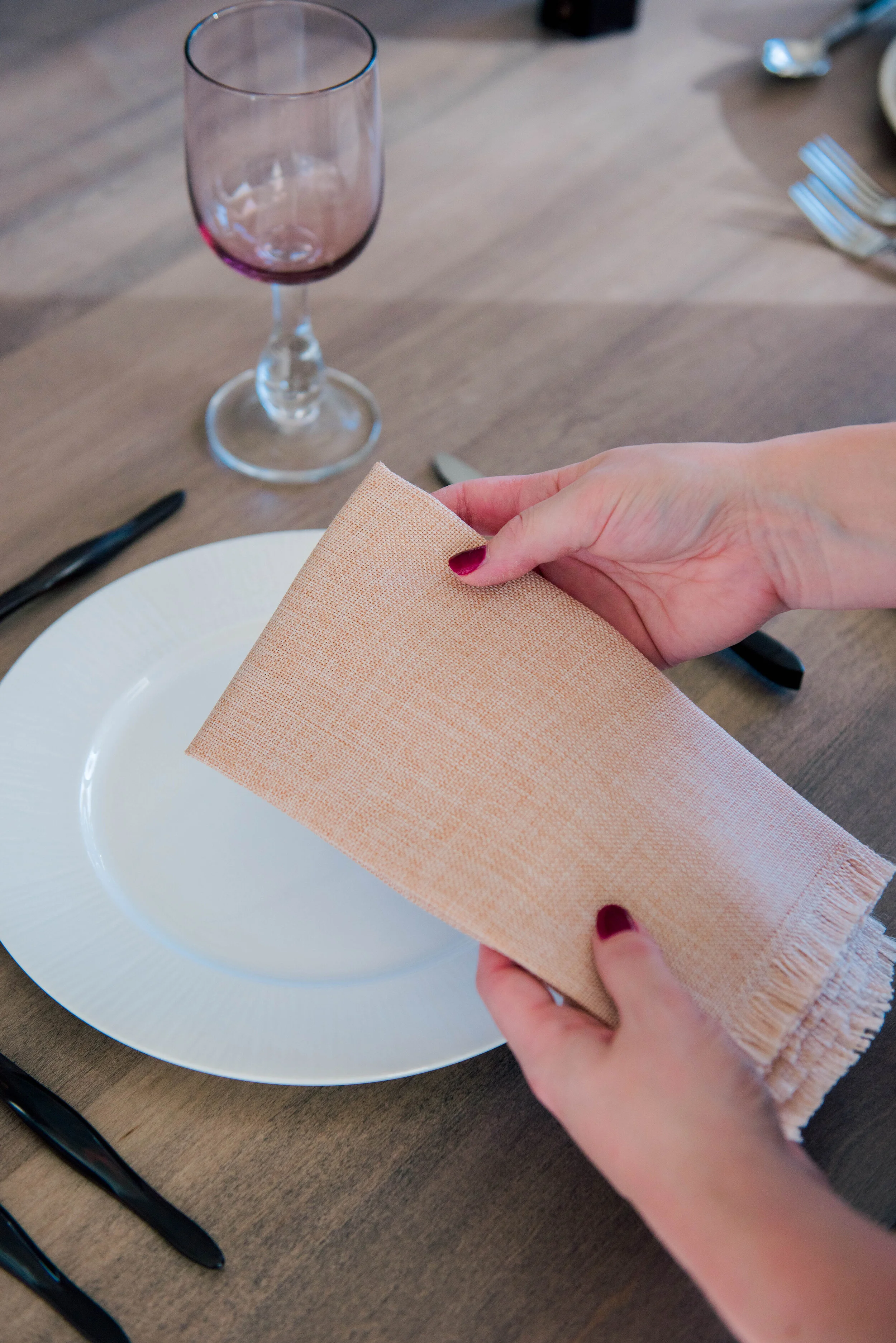 Reception Place Setting Inspiration // 6 Napkin ideas For Your Wedding