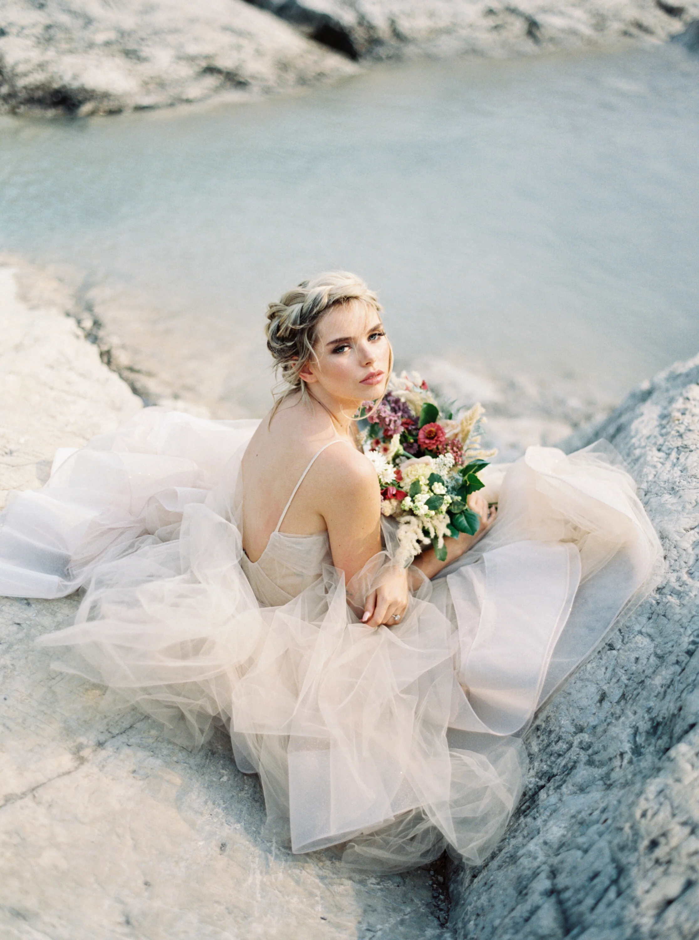 Blushing Banff Bridal Inspiration in the Rockies / Wedding Inspiration on the Bronte Bride Blog