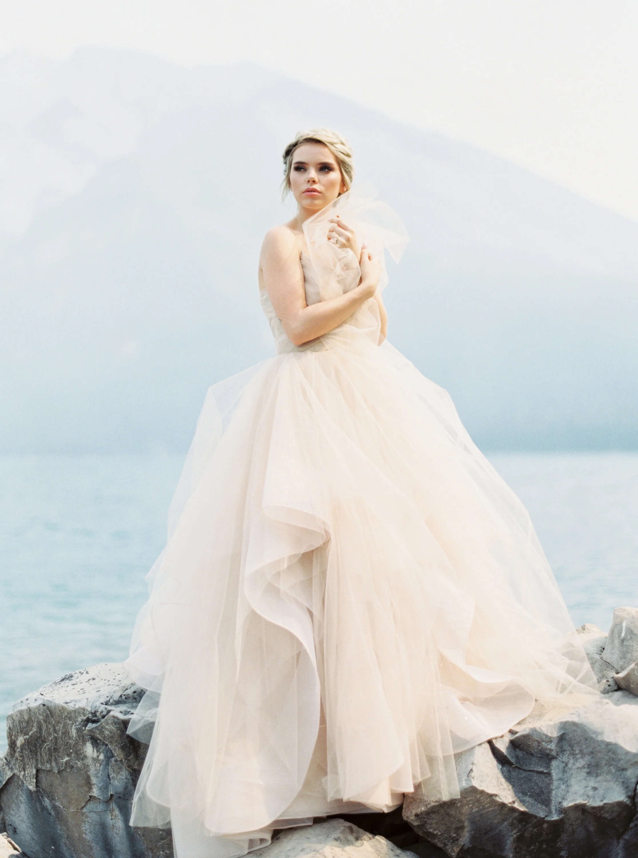 Blushing Banff Bridal Inspiration in the Rockies / Wedding Inspiration on the Bronte Bride Blog