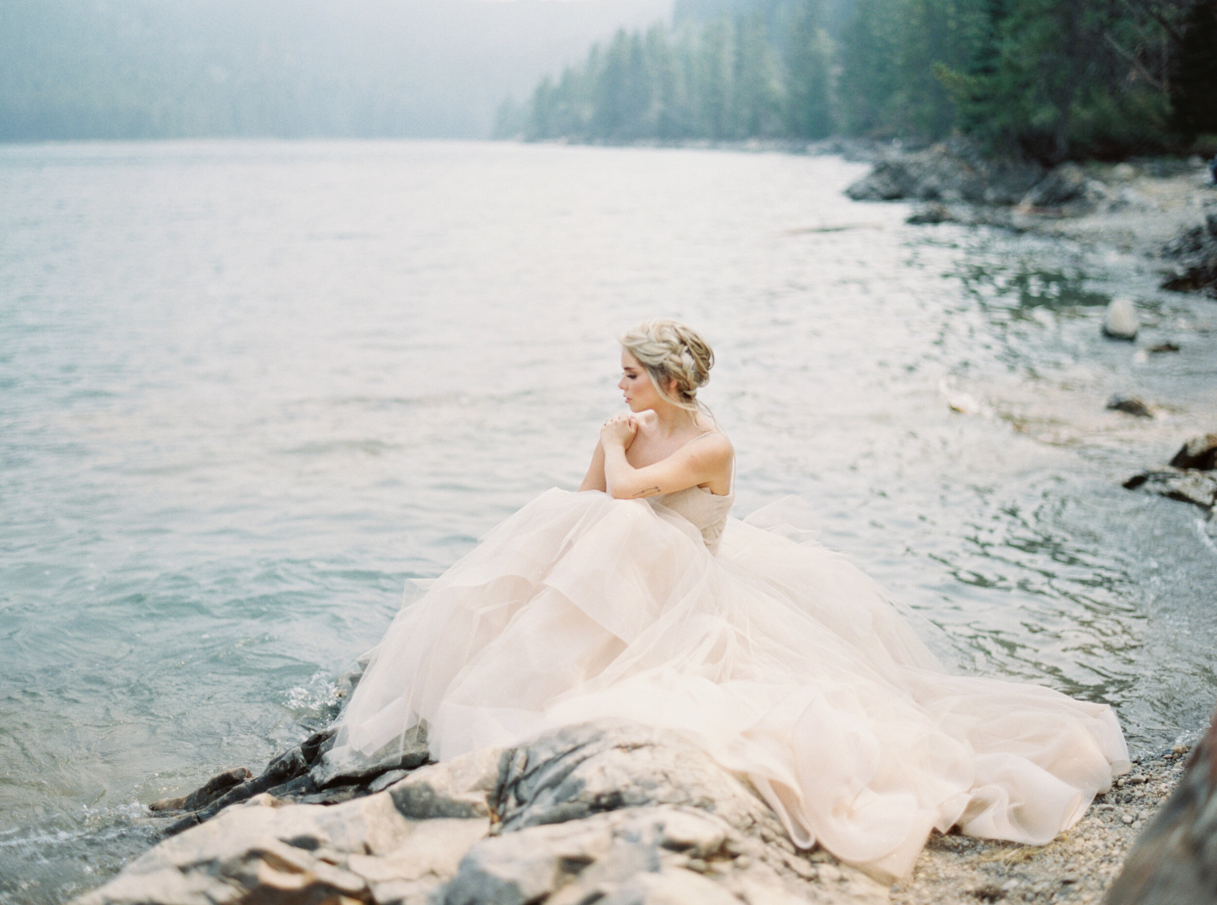 Blushing Banff Bridal Inspiration in the Rockies / Wedding Inspiration on the Bronte Bride Blog