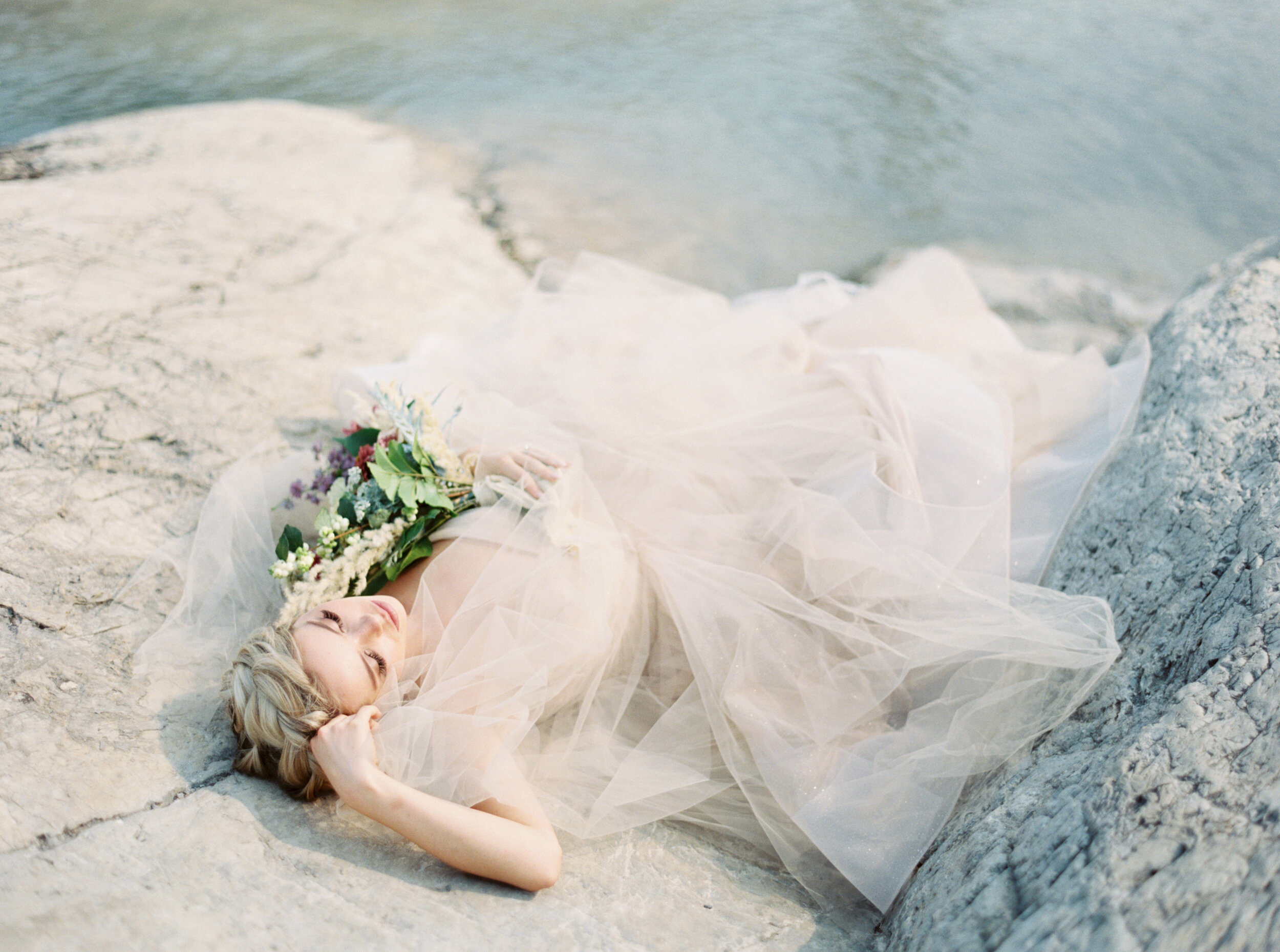 Blushing Banff Bridal Inspiration in the Rockies / Wedding Inspiration on the Bronte Bride Blog