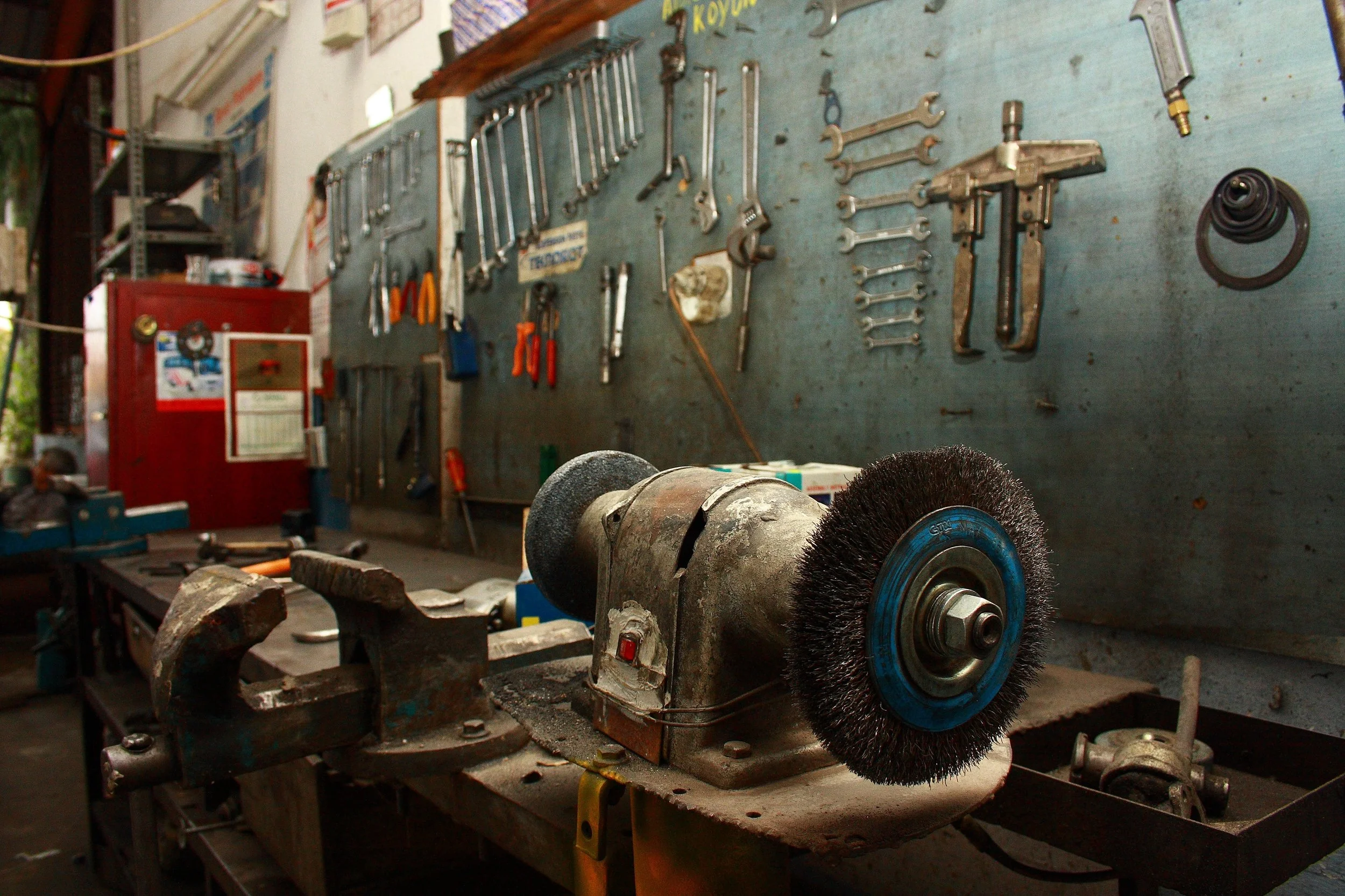 indoors-iron-machine-1571736.jpg