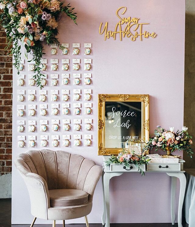 Sugar, you are so fine~~ That time we created a COOKIE WALL! And not just any cookies, but ornate handpainted watercolor cookies (featuring elements from the wedding stationery) with gold trimmings; and each guest could take home a cookie favor. The 