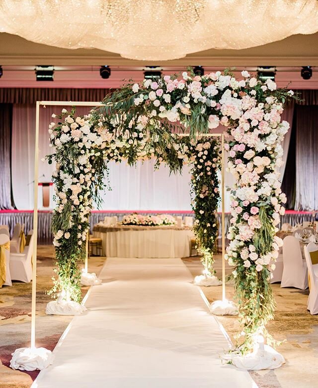 What is better than one stunning floral arch? 3 stunning floral arches of course! 😍 We created the floral arrangements in different orientations (right, then left, then in full), creating maximum visual impact. What excites us the most is that our b