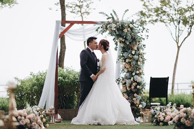 This is dedicated to those of you who are considering a small wedding in light of the current situation&mdash; this intimate wedding ceremony was held at the condominium rooftop of the bride&rsquo;s home. Filled with rustic and romantic dusty blue an