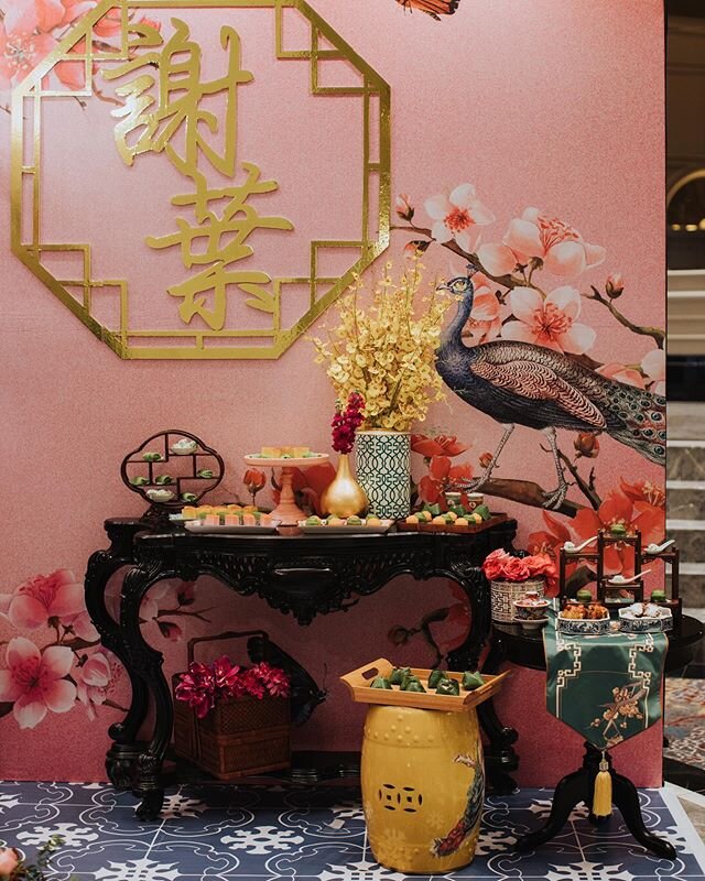 Chinoiserie prints is a great idea for those of you wants/ needs to do an oriental theme, but prefer something softer/ more romantic. 🌸🦋🦚 This is a chinoiserie dessert table corner for a maximalist bride who loves colors and prints and lots of flo