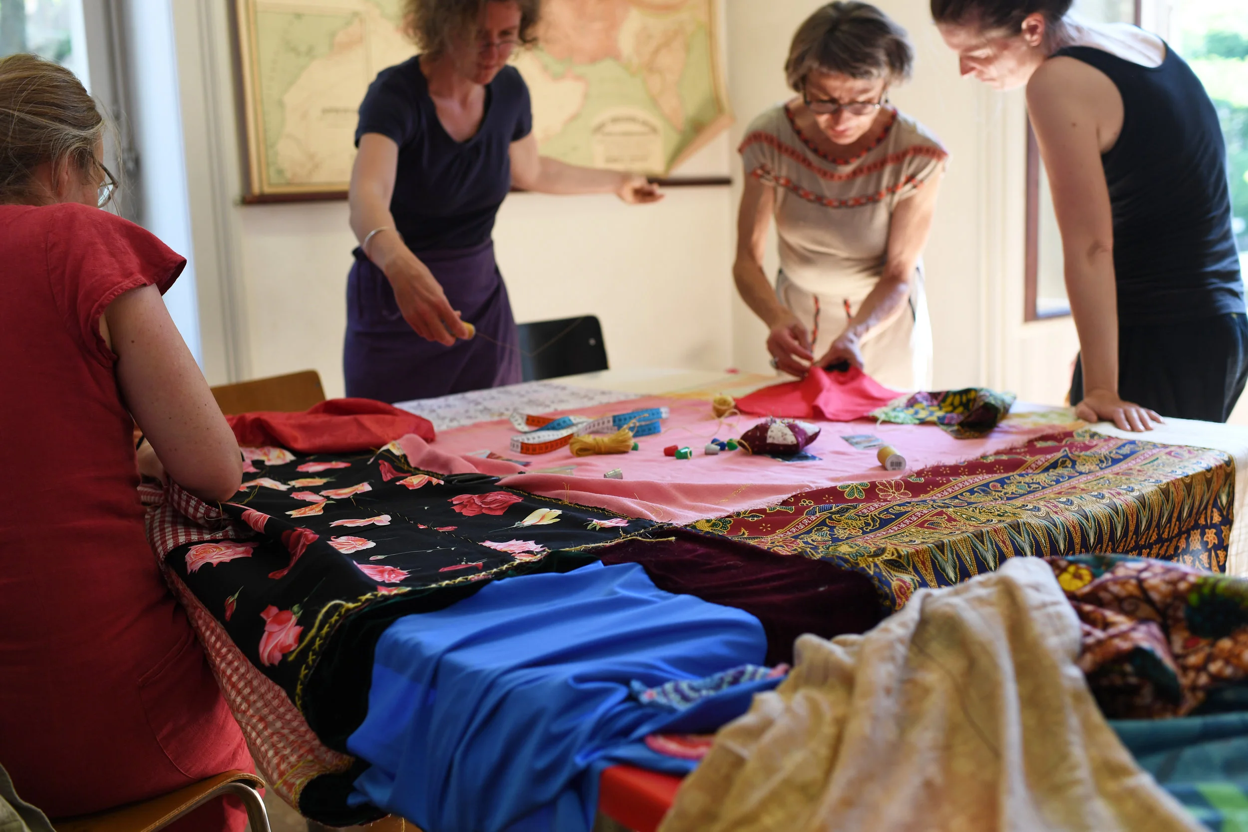 Gemeinsam am Weltentuch nähen _ Geschichten teilen _ Sein
