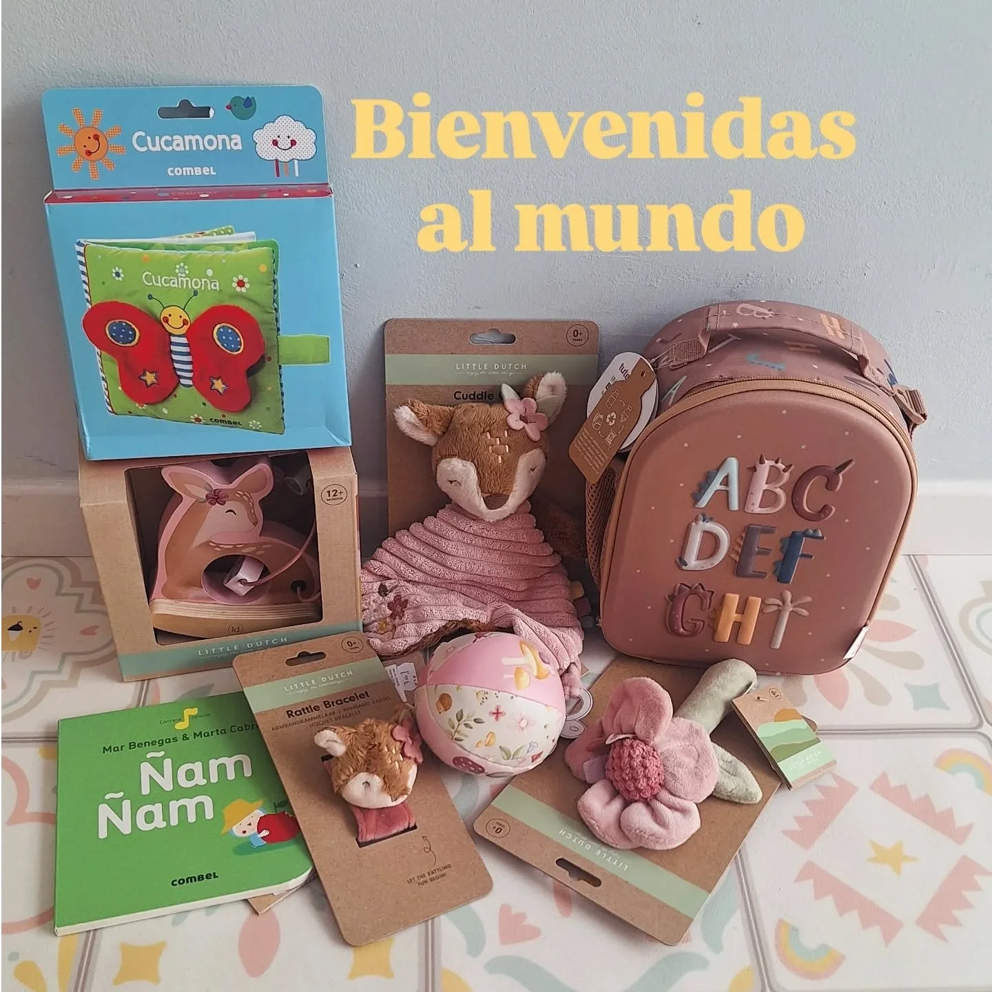 Entre cuentos,  juguetes blanditos, de madera, mochila termo y mucho amor, as&iacute; da la bienvenida al mundo una de nuestras clientas a dos nuevas peques que llegan pronto🫶🏽✨️🫶🏽