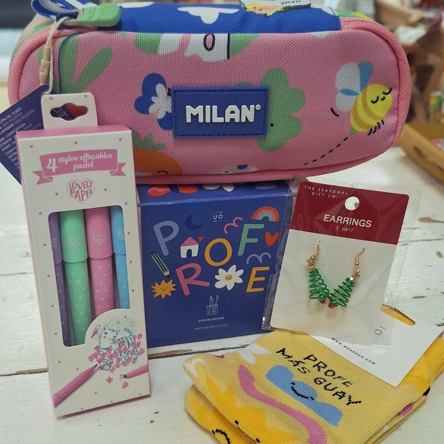 Si en la clase de vuestros peques hac&eacute;is detallito en Navidad🎄 a vuestr@s profes, aqui os dejamos unas ideas de packs que hemos montado hoy🫶🏽✨️🫶🏽 
M&aacute;s o menos navide&ntilde;os🎅 pero siempre bonitos, siempre &uacute;tiles, siempre 