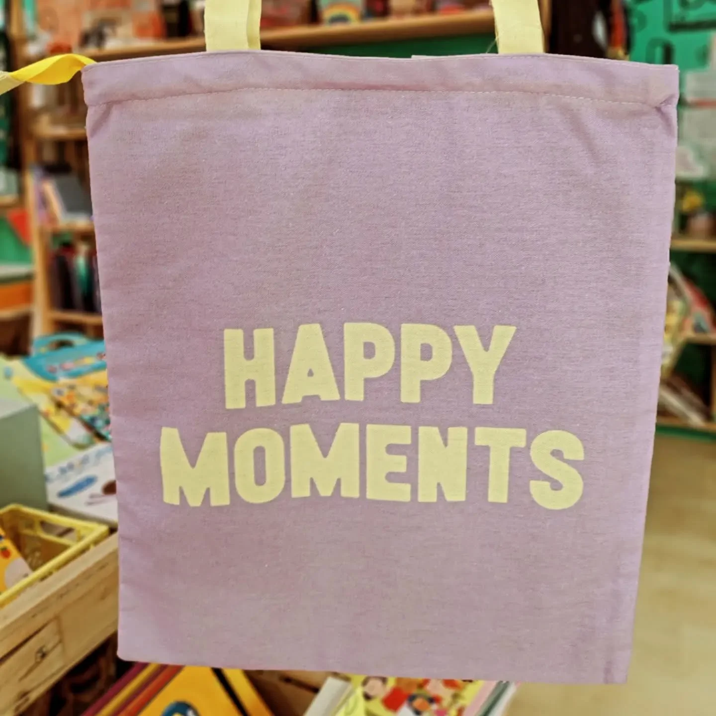 Verano pastel ☀️🍋El verano sabe mejor en colores pastel.

Bolsas tote y neceseres perfectos para acompa&ntilde;arte a la playa, la piscina, una escapada o simplemente para llevar todo organizado en tu d&iacute;a a d&iacute;a. 💛💜💙

👜 &iquest;Team