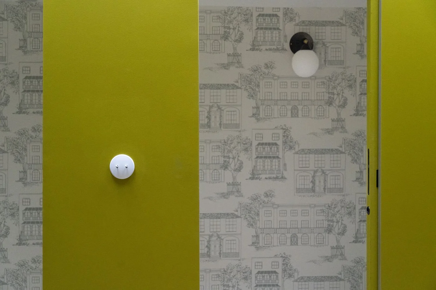 Mur vert olive et papier peint, bureaux Gary Corp