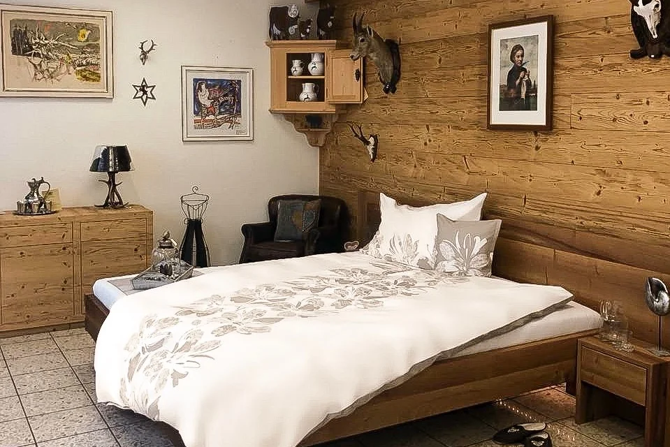 Bett Nussbaumholz