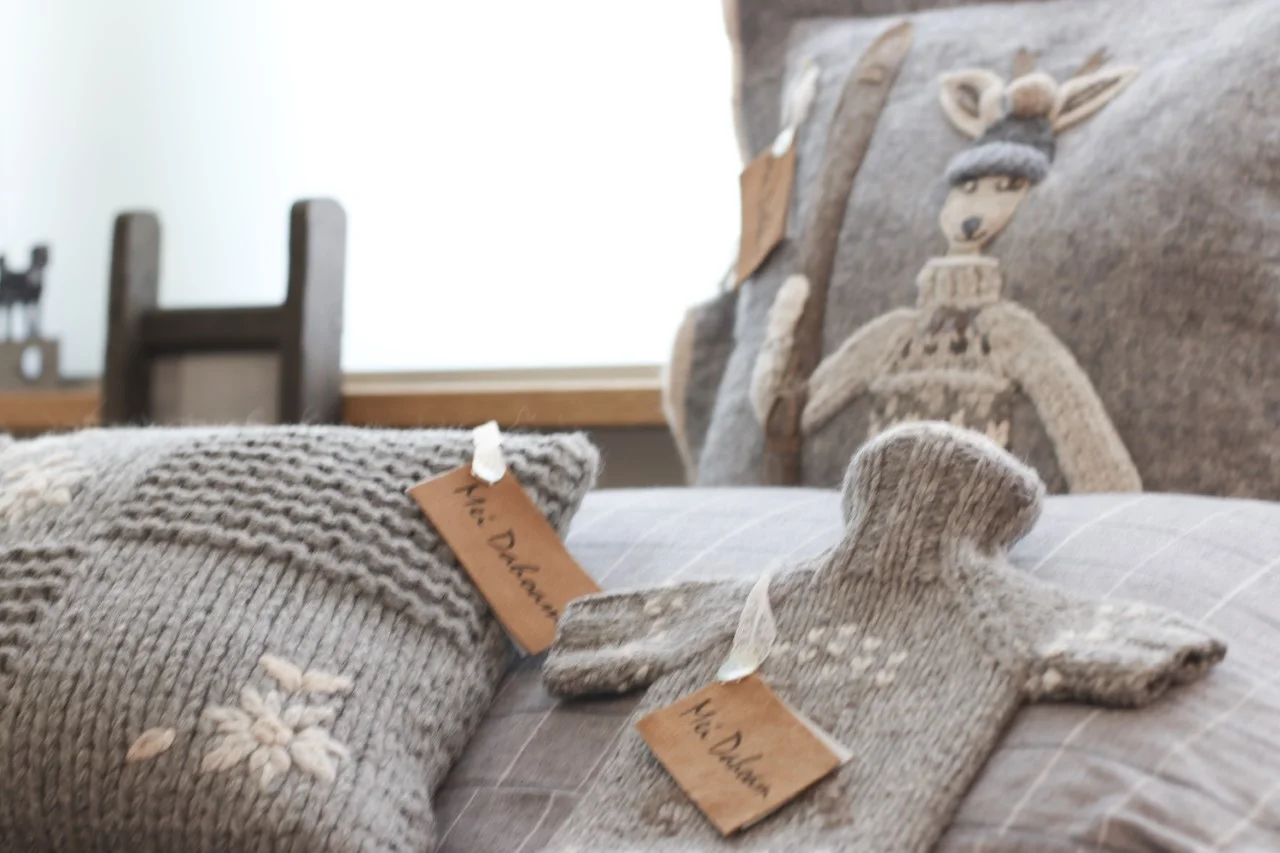 Gestrickte Kissen Mei Dahoam und Wärmeflasche Mei Dahoam