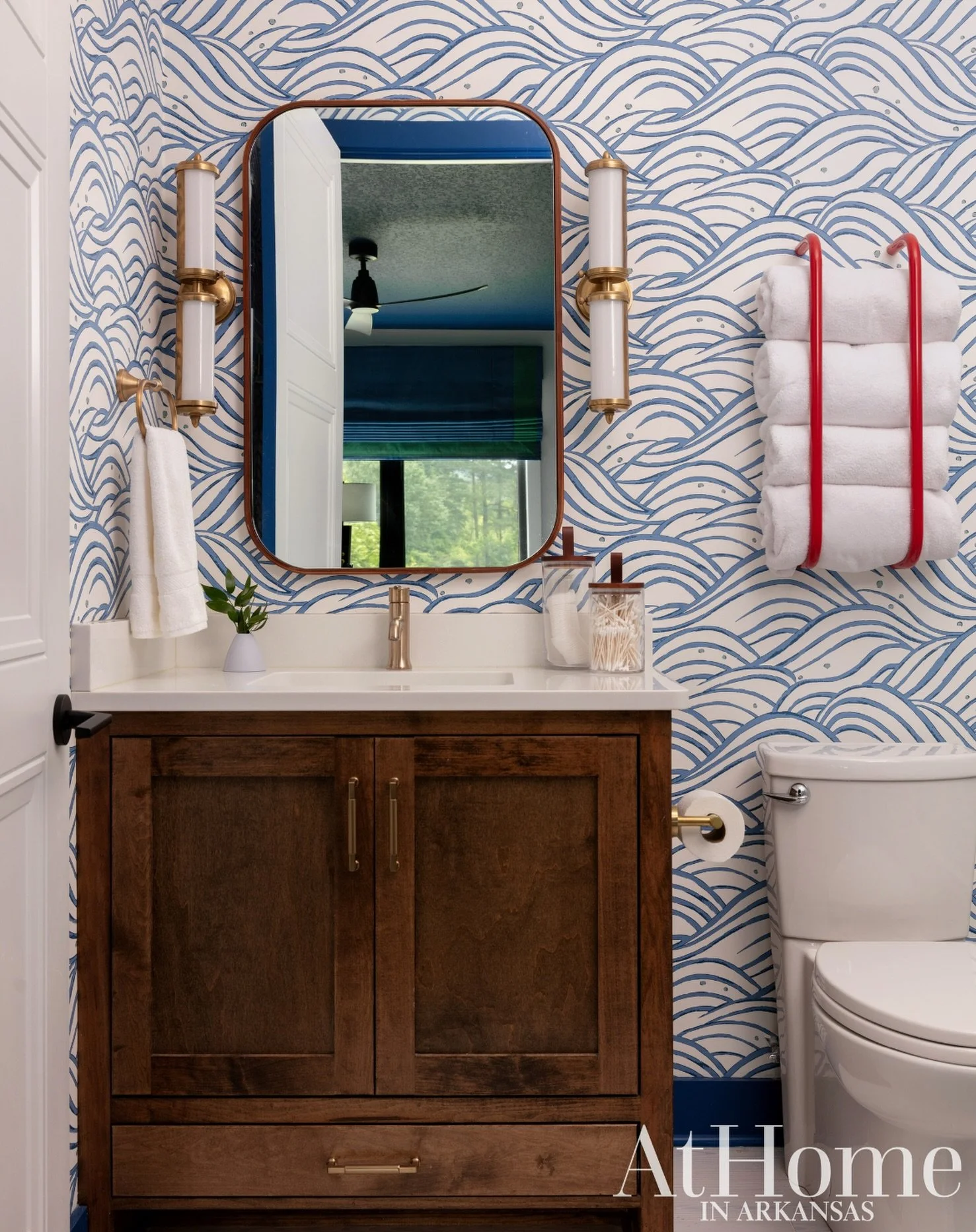 The cutest little bathroom! Wishing we were on lake time right about now 🌊🚤❤️