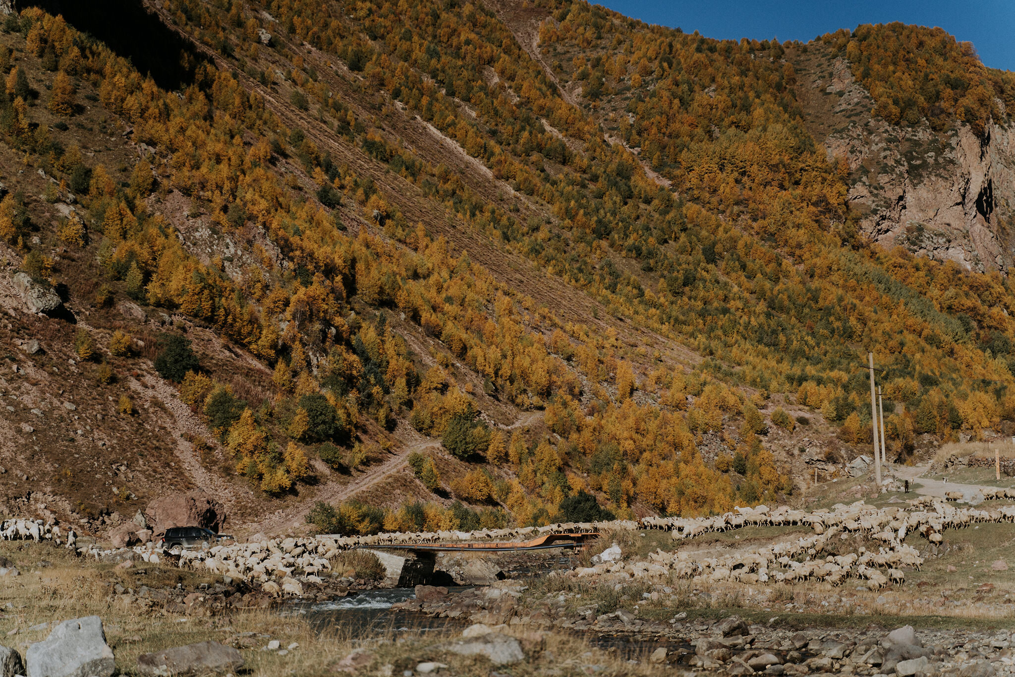  Truso Valley, nơi khởi nguồn của dòng sông Terek vốn tồn tại nhiều huyền thoại và điểm đặc biệt. Nhiều năm trước vì mâu thuẫn sắc tộc giữa người Ossetia và Georgia, liên bang Xô Viết đã đóng cửa biên giới khiến phần lớn thung lũng bị bỏ hoang từ nhi