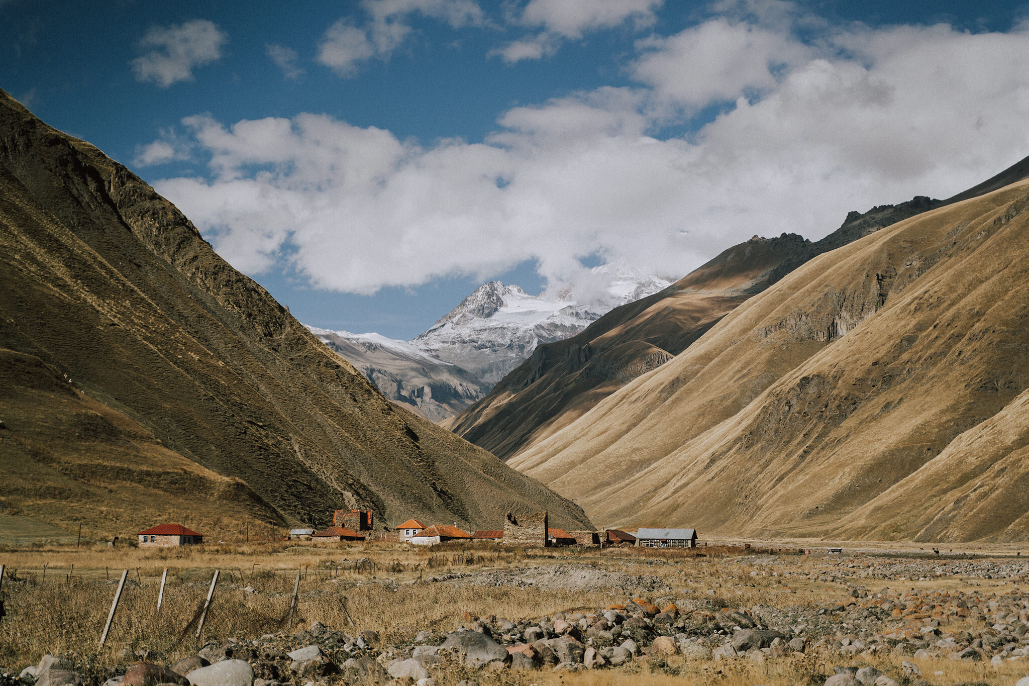  Đỉnh Kazbek phủ tuyết trắng ở xa xa bên cạnh một ngôi làng bỏ hoang. Ở thung lũng Truso có vô vàn các ngôi làng bỏ hoang như này. 