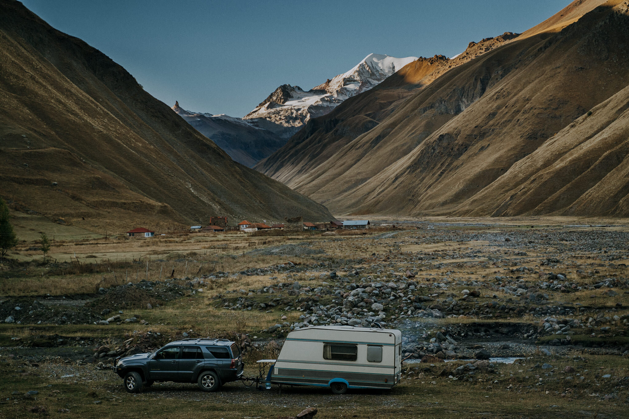  Chỉ có ba người cùng dòng sông Terek, đỉnh Kazbek tuyết trắng ở xa xa và một ngôi làng bỏ hoang. 