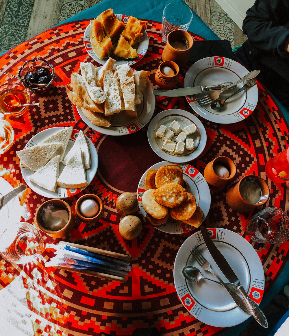  Bữa sáng truyền thống ở Georgia, thường có bí ngô luộc, bánh mì, cheese, pancake, trứng luộc và sữa chua ko đường với 3 loại mứt. 