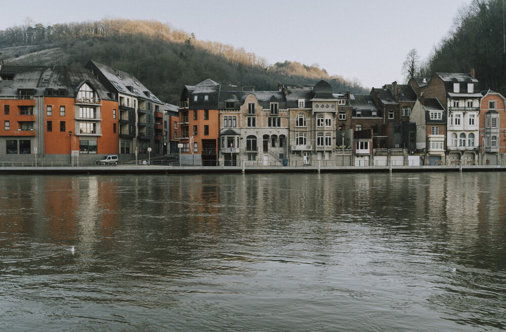  Những ngôi nhà nép mình lặng lẽ, một bên là núi, bên kia là dòng sông Meuse chảy êm đềm theo năm tháng. 