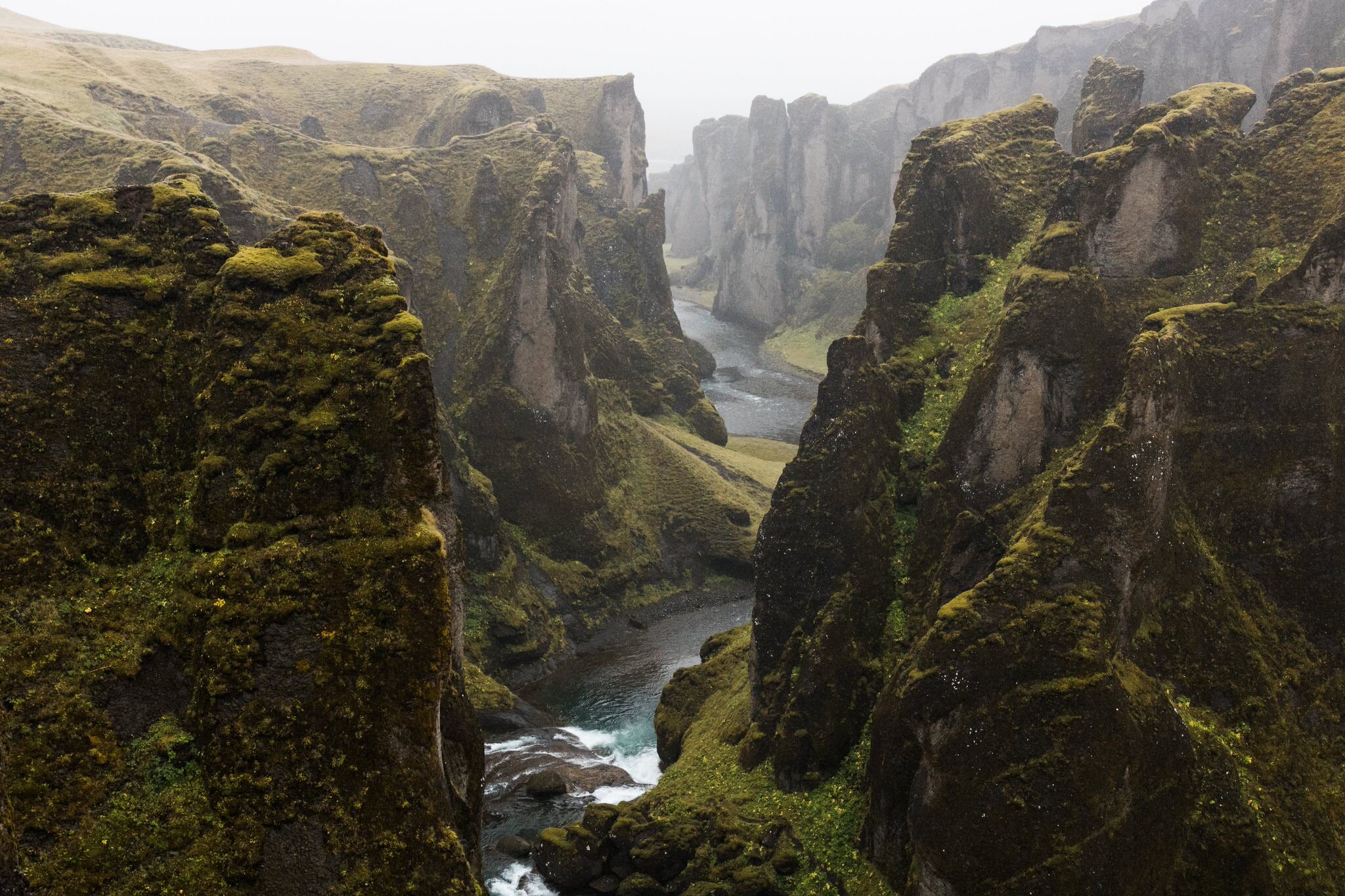  Hẻm núi Fjaðrárgljúfur, chỗ này ngày xưa là góc bí mật chứ giờ ai cũng biết rồi&nbsp;:))  Chỉ có một điều không đổi: Tên các địa danh của Iceland cái nào cũng đọc trẹo mồm! 