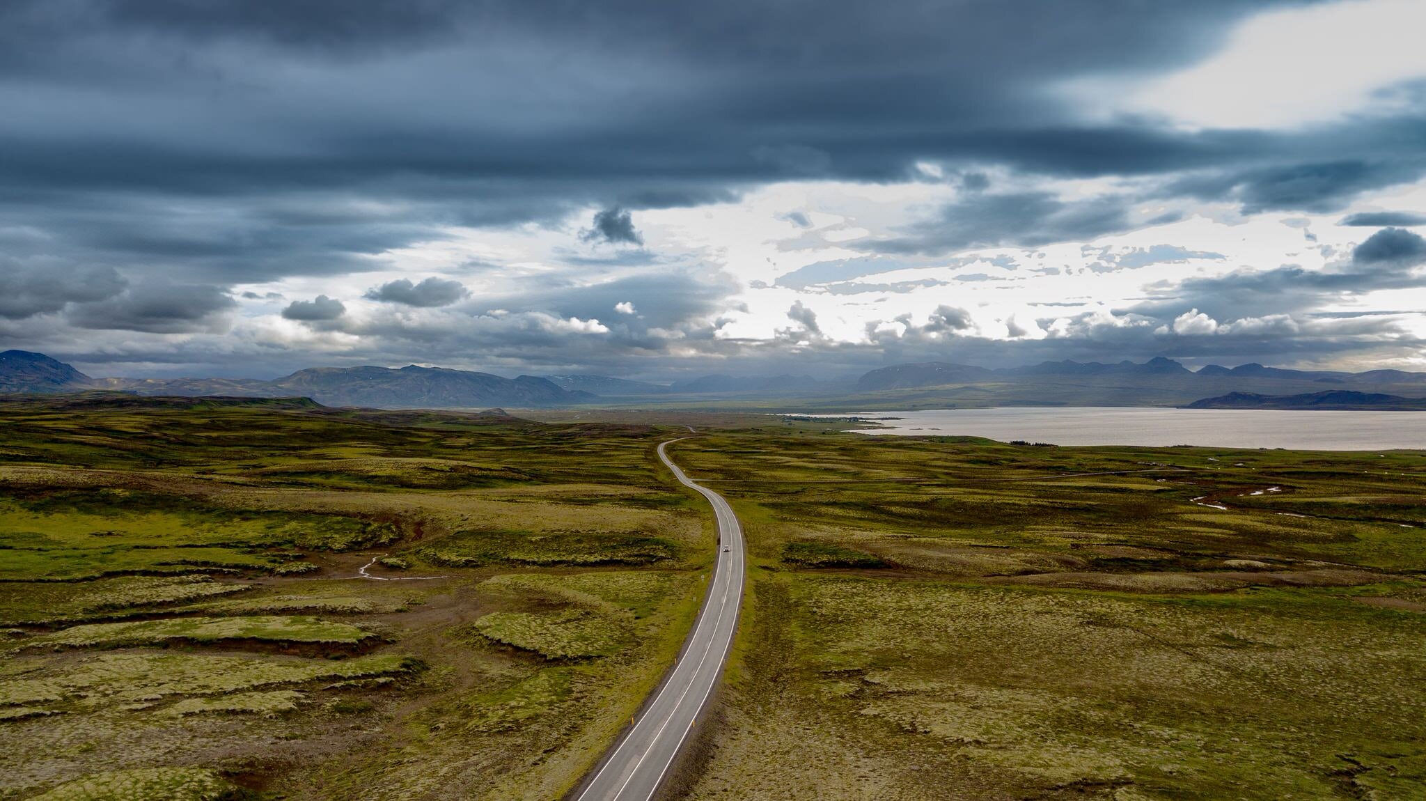  Gọi là đường quốc lộ vành đai chứ con đường số Một chạy quanh Iceland đa phần trông như này, lái xe cả ngày không chán. Nhưng tất nhiên mình chỉ thích ngồi ngắm để ai đó lái&nbsp;:)) 