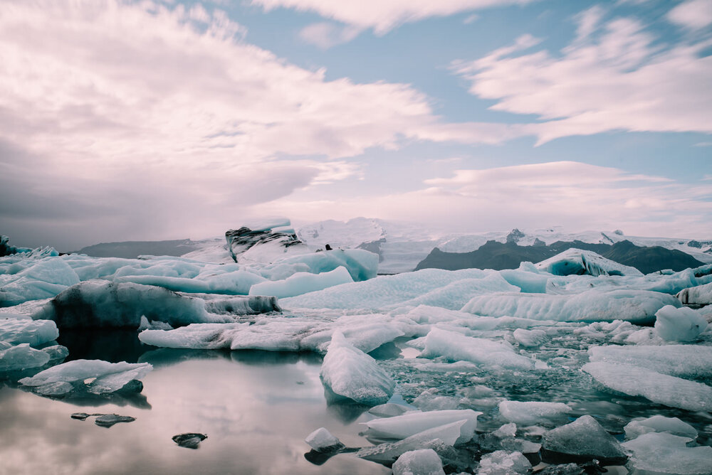  Đầm phá sông băng Jökulsárlón, đầm băng lớn ở Đông Nam Iceland, nằm trên đường biên giới của Vườn Quốc gia Vatnajokull.  Xuất hiện đầu tiên năm 1934 - 1935, đầm băng phát triển sau khi các sông băng bắt đầu rút xuống từ rìa của Đại Tây Dương. Ngày n