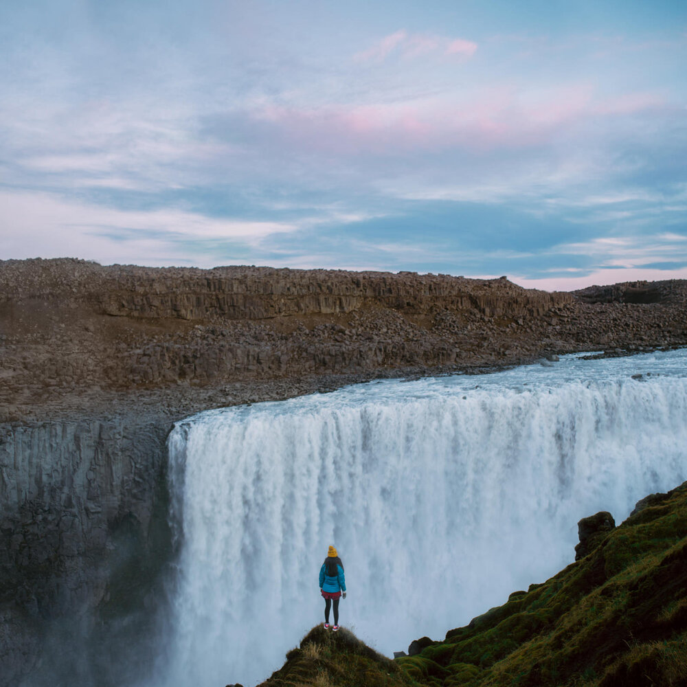  Thác Dettifoss ở công viên quốc gia Vatnajökull, phía đông bắc Iceland, là một trong những thác nước nổi tiếng nhất châu Âu, bởi vẻ hùng vĩ và cường độ nước chảy (đứng đầu châu Âu về mức độ nước xả trung bình khoảng 193 mét khối mỗi giây). Lượng nướ