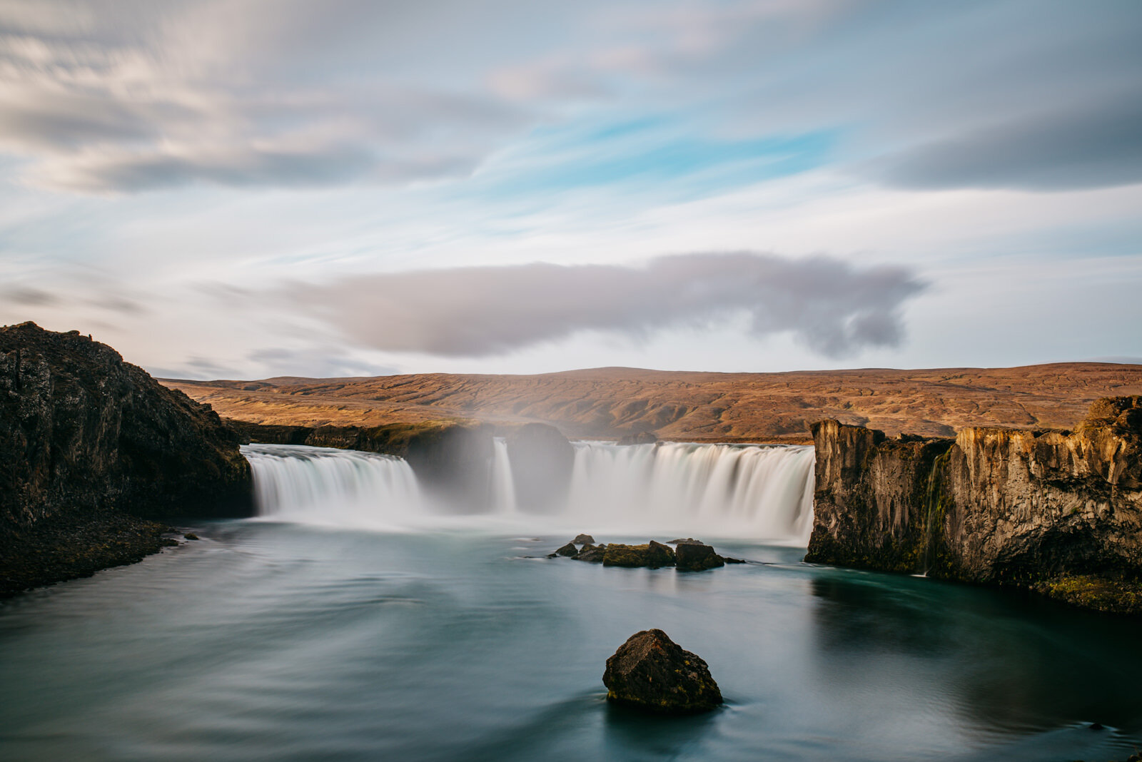  Thác Godafoss. Dịch tên ra là thác của các vị thần, một trong những thác nước ngoạn mục nhất ở Iceland. Thác nằm ở Myvatn, thuộc miền Bắc Iceland, hình thành từ nước của con sông Skjálfandafljót, đổ xuống từ độ cao 12 mét với chiều rộng 30 mét. 