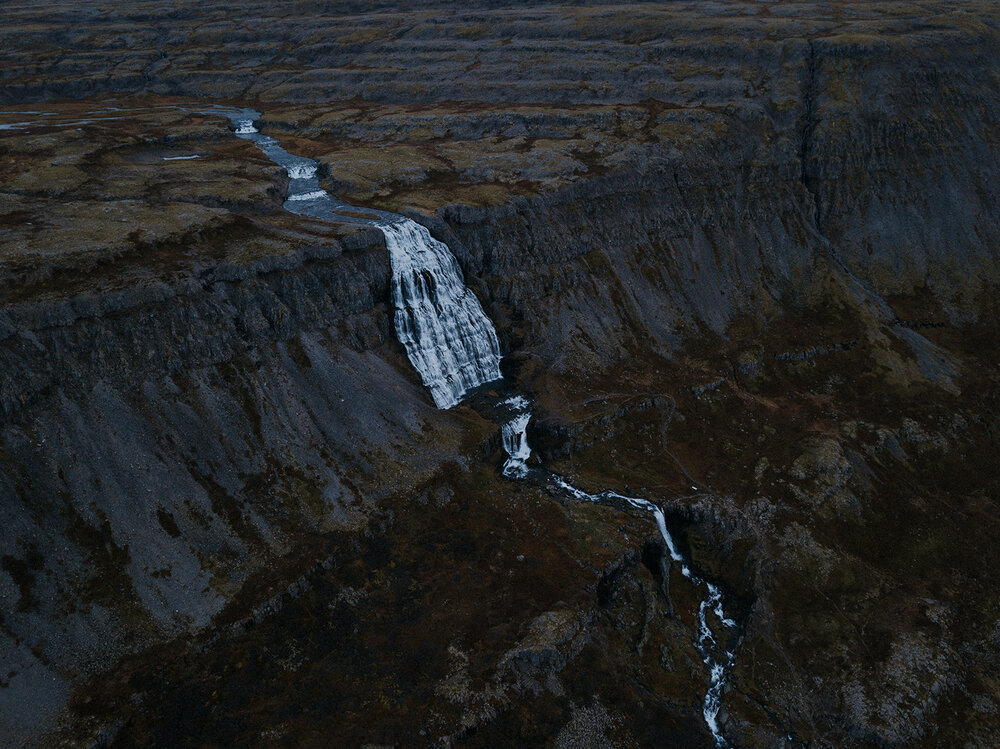  Thác Dynjandi nằm ở Westfjords. một trong những khu ít khách du lịch nhất ở Iceland. Nó được tạo thành từ bảy thác nước khác nhau, mỗi thác có tên riêng; Dynjandi, có nghĩa là sấm sét trong tiếng Iceland, là tên của thác lớn nhất. Nó có chiều cao hơ