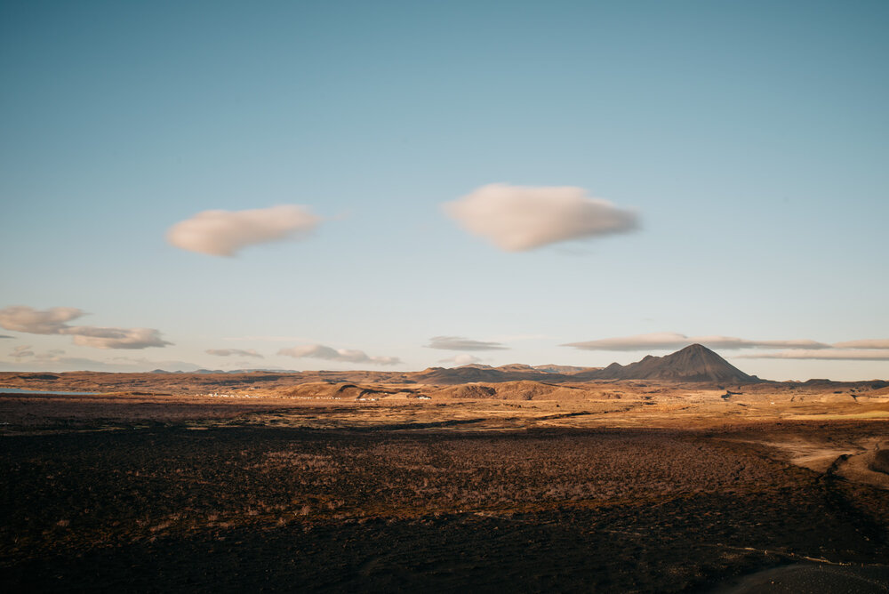  Ảnh này chụp từ đỉnh của Krafla, một miệng núi lửa đã tắt có đường kính khoảng 10 km với khu vực khe nứt dài 90 km, ở phía bắc Iceland thuộc vùng Mývatn nằm trên Điểm nóng Iceland (khu vực hay phun trào núi lửa) tại ranh giới giữa Đại Tây Dương và m