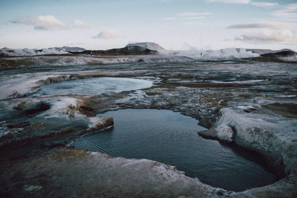  Iceland xứng đáng với cái tên đất nước của băng và lửa. Với sự tập trung dày đặc của các núi lửa, 26.2% tổng năng lượng sản xuất của Iceland là từ địa nhiệt dưới lòng đất. (73.8% thuỷ điện và chỉ có gần 0.1% từ năng lượng hoá thạch như than, dầu!)  