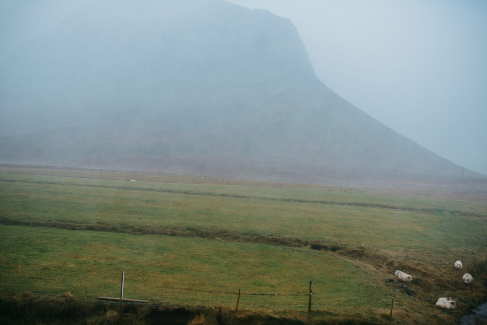  Bán đảo Snæfellsnes nằm không quá xa và khó đi từ thủ đô Reykjavik (lại không quá đông người), được gọi vui là Tiểu Iceland vì sự đa dạng trong cảnh quan, khí hậu như một Iceland thu nhỏ. Nếu bạn không có nhiều thời gian thì đây nhất định là một địa