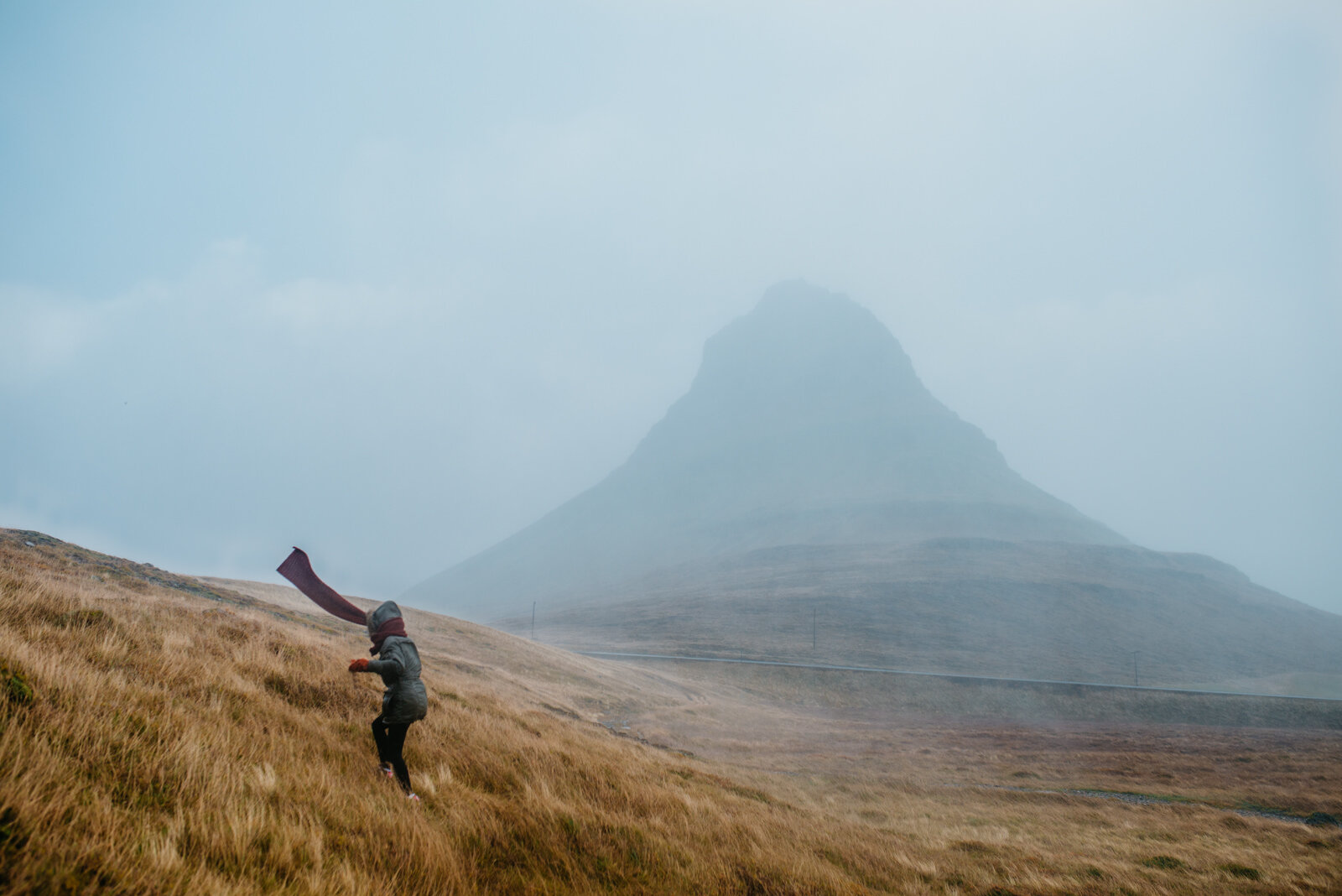  Đỉnh Kirkjufell cao 463 mét ở bán đảo Snæfellsnesnes, nơi quay Games of Throne Mùa 6 &amp; 7 (Đỉnh Arrowhead)  Cái hay của Kirkjufell là ta có thể nhìn nó từ ba hướng khác nhau (Tây, Đông, Nam) - phía Bắc hướng ra biển nên ai thích có thể thuê Kayak