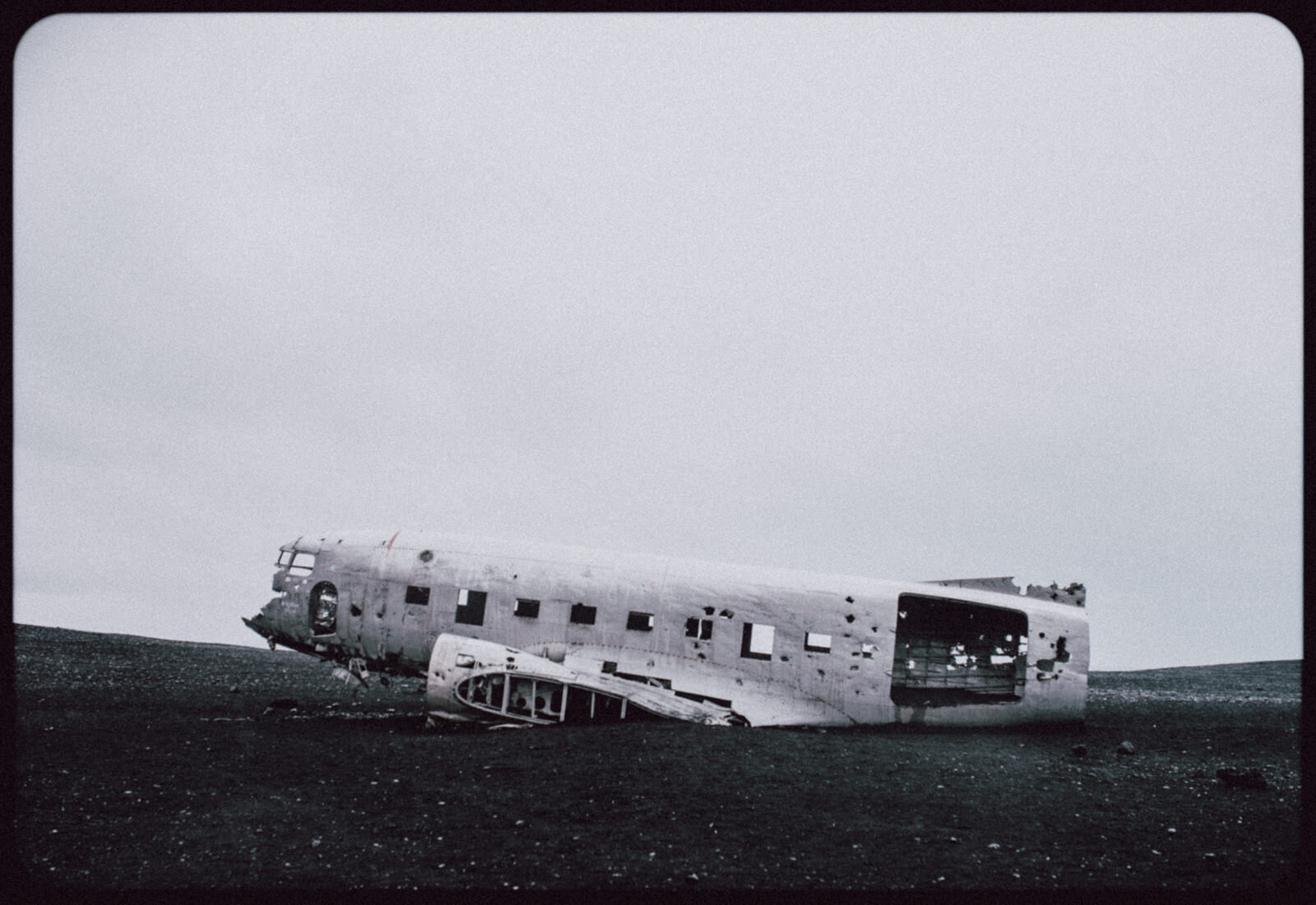  Xác chiếc máy bay vận tải DC-3 của hải quân Mỹ (hết nhiên liệu nên rơi ở đây năm 1973) / Sólheimasandur. Hồi năm năm trước có đường cho ô tô vào nhưng vì nhiều cá nhân vô ý thức đi off-road ngoài con đường cho phép nên chính phủ Iceland đã đóng cửa,