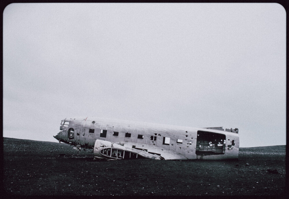  Xác chiếc máy bay vận tải DC-3 của hải quân Mỹ (hết nhiên liệu nên rơi ở đây năm 1973) / Sólheimasandur. Hồi năm năm trước có đường cho ô tô vào nhưng vì nhiều cá nhân vô ý thức đi off-road ngoài con đường cho phép nên chính phủ Iceland đã đóng cửa,