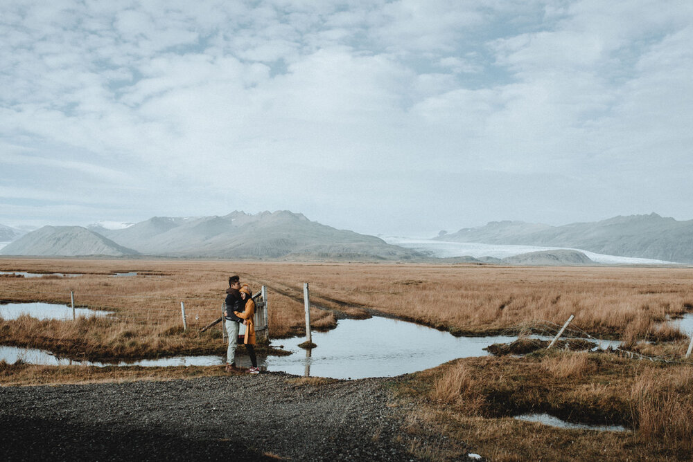  Đi Roadtrip ở Iceland cái hay (và cũng là cái dở) là không cần phải bỏ quá nhiều công sức tìm kiếm, phiêu lưu mà chỉ cần đi vòng quanh con đường vành đai số 1 chạy quanh đất nước là cũng vô vàn cảnh đẹp. Lúc bắt đầu hành trình, cứ 5 phút dừng xe chụ