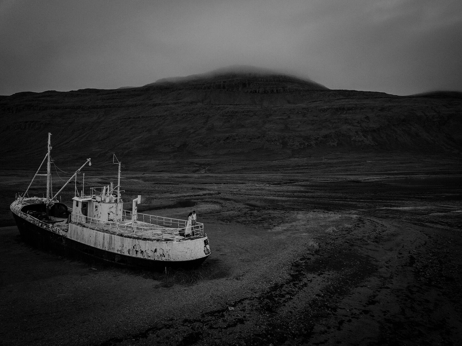  Xác tàu Garðar BA 64 ở Westfjord. Tên xa xưa là Globe IV, Garðar BA 64 được đóng năm 1912 ở Na-Uy, một trong những tàu săn cá voi hiện đại nhất lúc bấy giờ, với lớp vỏ sắt dày có thể đâm thủng băng biển Nam.  Năm 1962 khi luật giới hạn săn cá voi đư