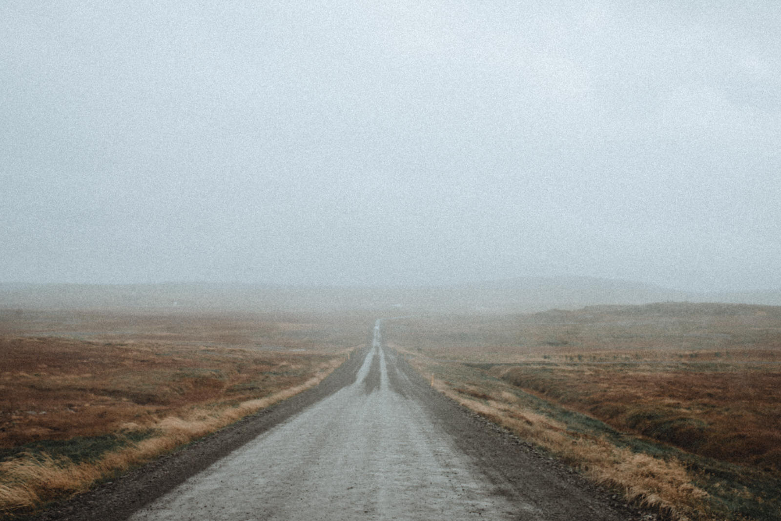 Một con đường không tên trong sương mù. 