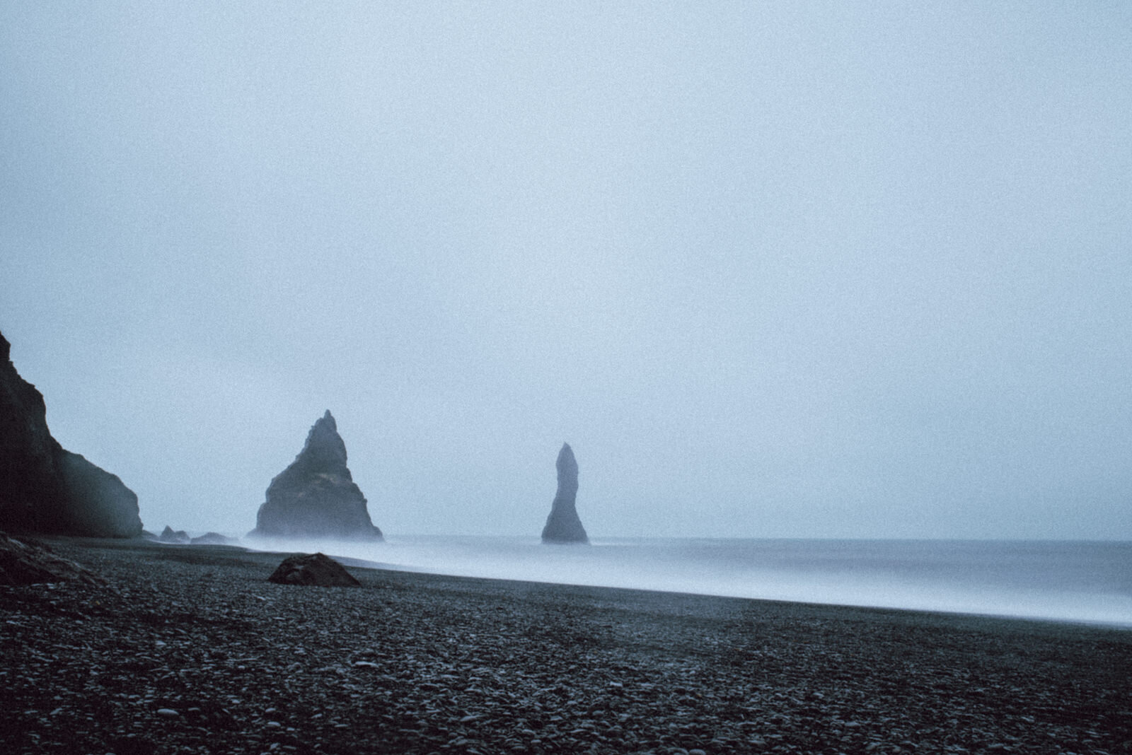  Bãi biển cát đen Reynisfjara. Ở xa xa là Reynisdrangar. 