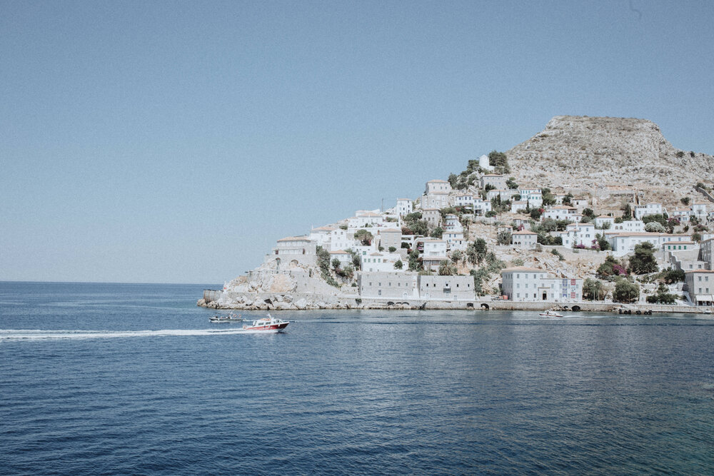  The weather on Hydra during high season is predictably hot, ranging from 25 - 38 degrees Celsius during the day. Humidity is low and rain fall during high season is rare but not unheard of. Sea temperatures increase to approximately 26 degrees by th