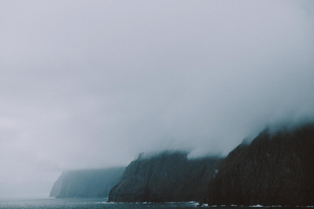  Quần đảo Faroe có hơn 300 ngày mưa một năm! Nhưng thời tiết thay đổi rất nhanh nên có khi khách du lịch đến đây sẽ được chứng kiến bốn mùa thay đổi trong một ngày.  Hoặc một cảm giác chúng tôi thấy rất siêu thực là trời đang nắng thì sau khi đi qua 