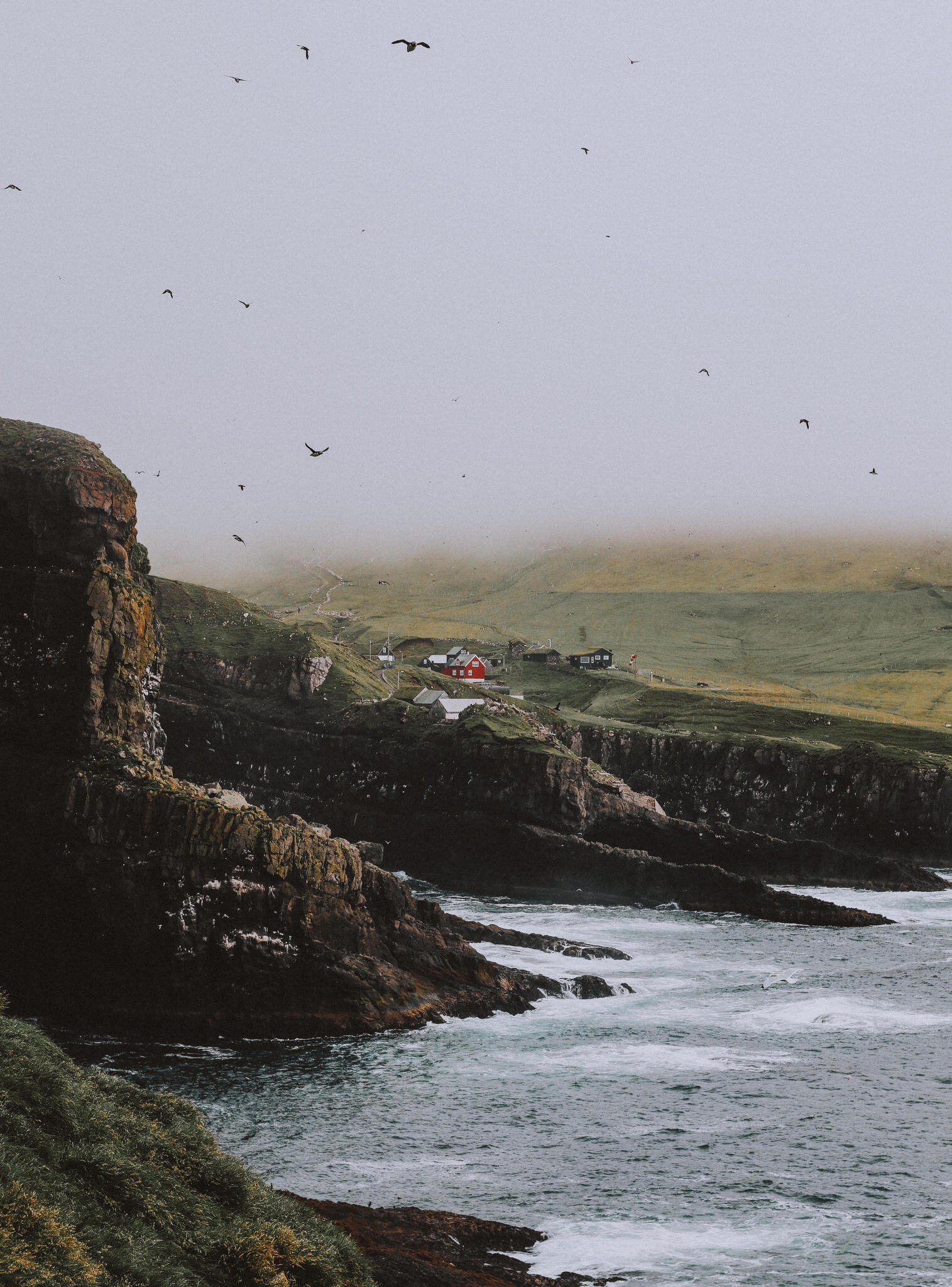  Chỉ có 3 đường bay thẳng đến Faroe từ Edinburg (Scotland), Iceland và thủ đô Copenhagen của Đan Mạch. Nếu bạn không thích bay và có dư dả thời gian, có nhiều chuyến tàu từ các quốc gia Bắc Âu, nhưng cần phải chú ý đến điều kiện thời tiết của biển 