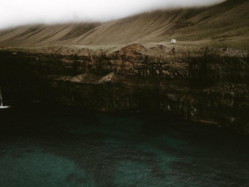  Quần đảo Faroe nằm ở phía bắc Đại Tây Dương, tại vị trí 62 độ vĩ bắc và 7 độ kinh tây, gồm có 18 đảo và 11 đảo hoang nhỏ, nguyên là các đảo núi lửa đã ngưng hoạt động từ khoảng 60 triệu năm trước. Từ mũi Enniberg cực bắc tới Sumbiarsteinur cực nam, 