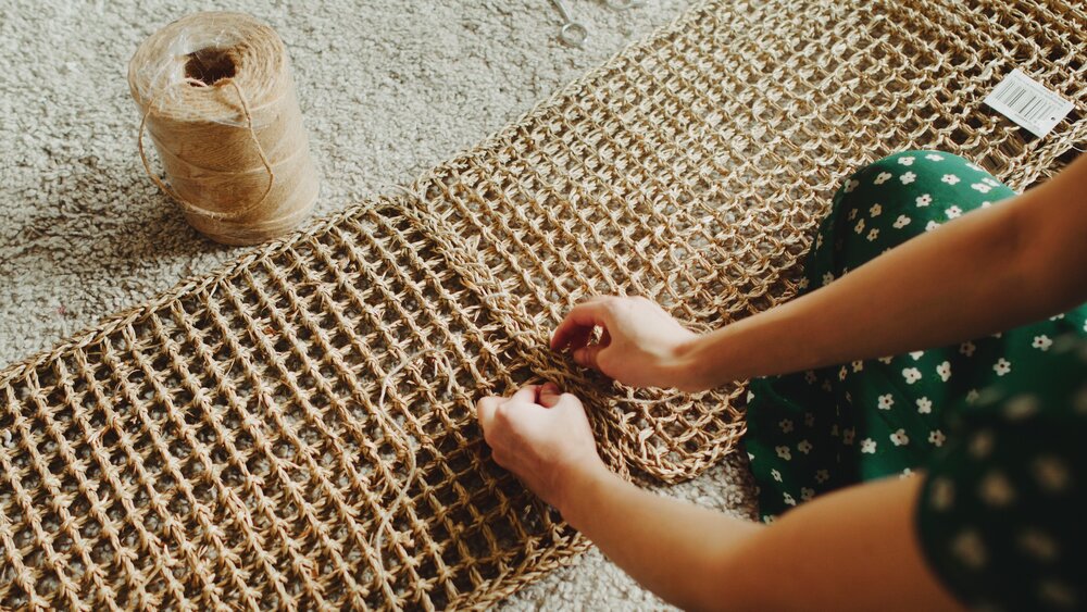  Mình sẽ dùng những chiếc thảm này để là chậu cây. Mình học ý tưởng này từ blogger người Úc Alicia.  Chỉ cần vài tấm thảm, dây thừng và kéo. Khâu chúng lại với nhau là được.  Hơi đáng tiếc là ở Đức thì không có loại thảm này. Còn các bạn ở Úc hay NZ,