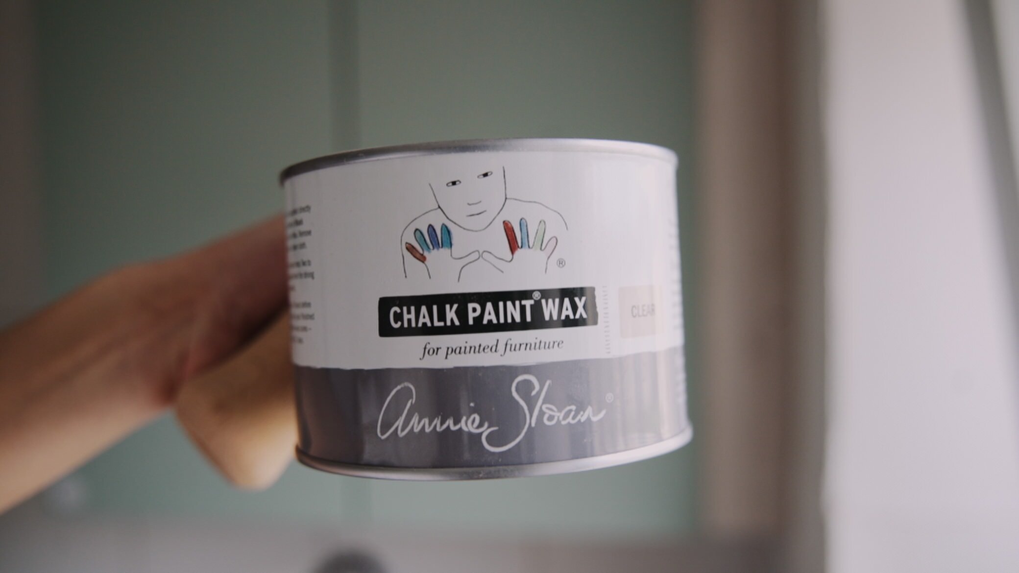  Khi sơn đã khô thì dùng Wax để hoàn tất và bảo vệ. Giữ lớp sơn đẹp, bền màu và cũng để chống bẩn, dễ lau dọn tủ hơn.  http://www.wohnschwester.de/annie-sloan-chalk-paint-wachs-klar-22584.html 