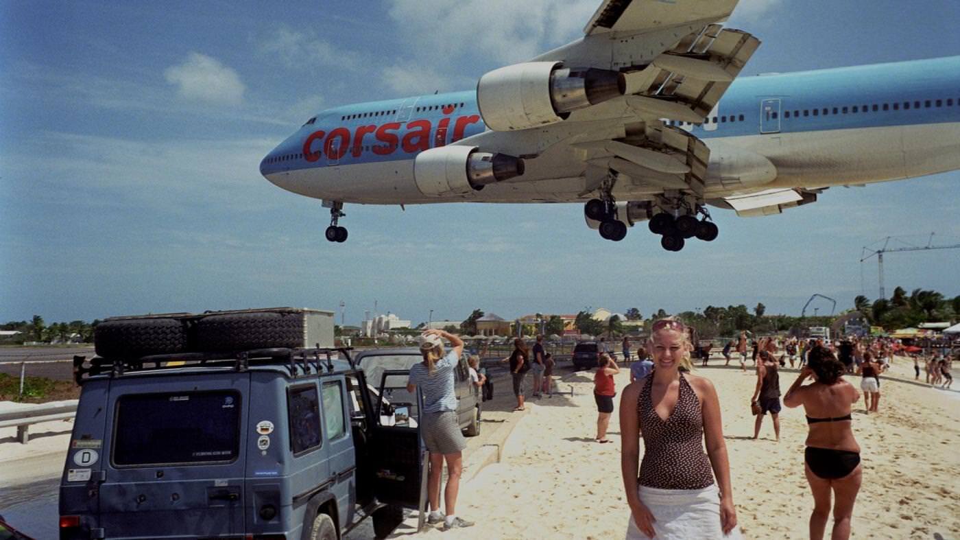   Sân bay quốc tế Princess Juliana ở quần đảo St Martin (vùng biển Caribe). Sân bay này nổi tiếng do có đường băng rất ngắn chỉ vừa đủ cho các máy bay nặng. Do đó, các máy bay lên xuống đảo này bay rất gần mặt đất, ngay trên Bãi biển Maho ở độ cao 10